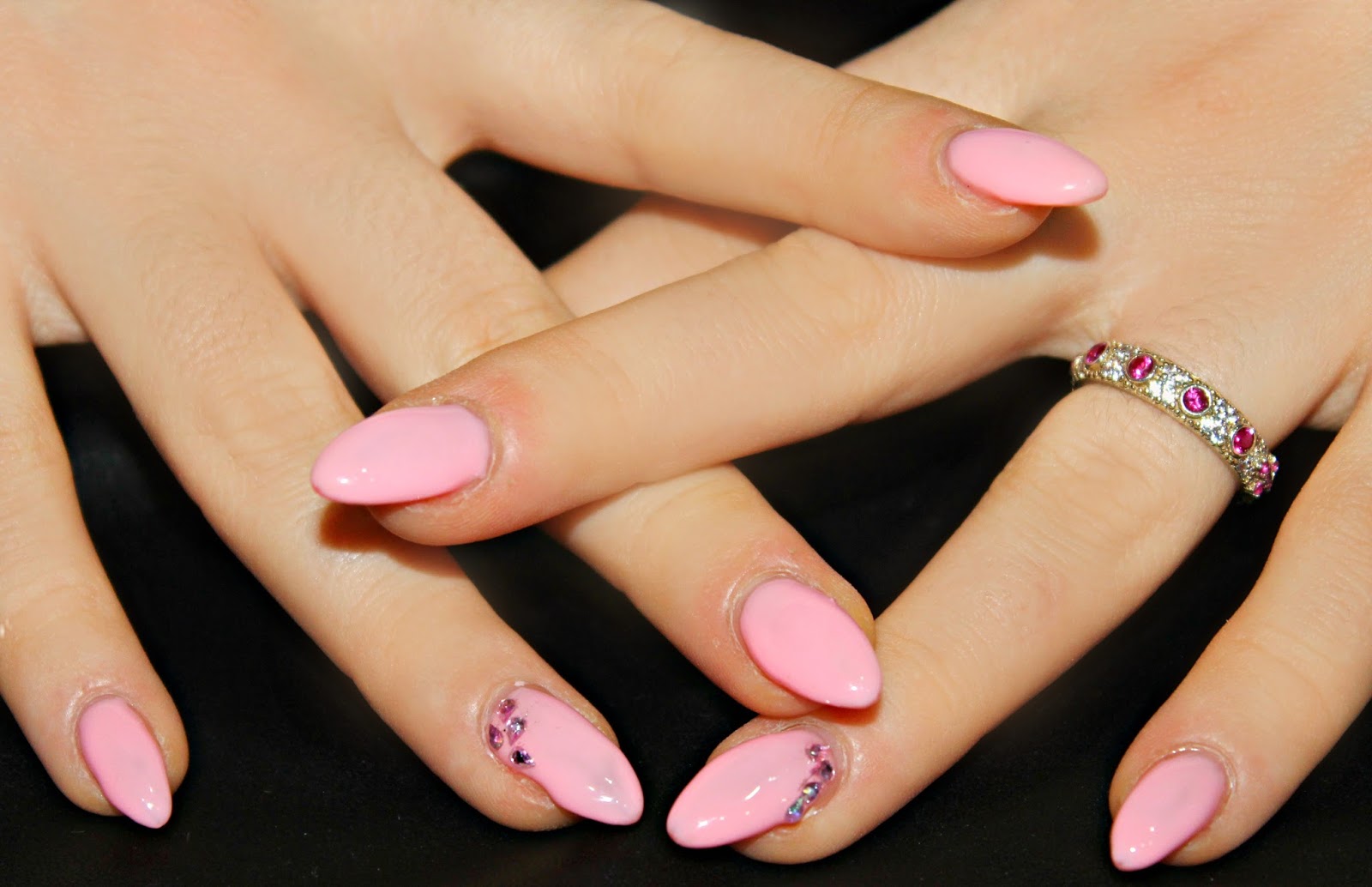 Nail art nera e rosa: 10 idee per unghie trendy e glamour - wide 8