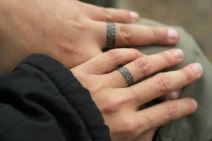 tatuaggi-sulle-dita-anello