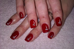 Unghie-gel-rosse-decorate